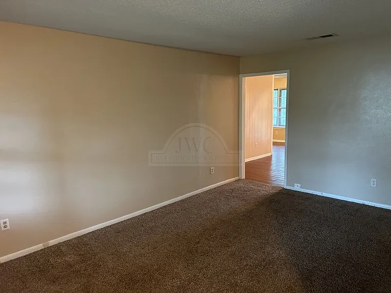 1013 Kathey Dr — Photo 2
