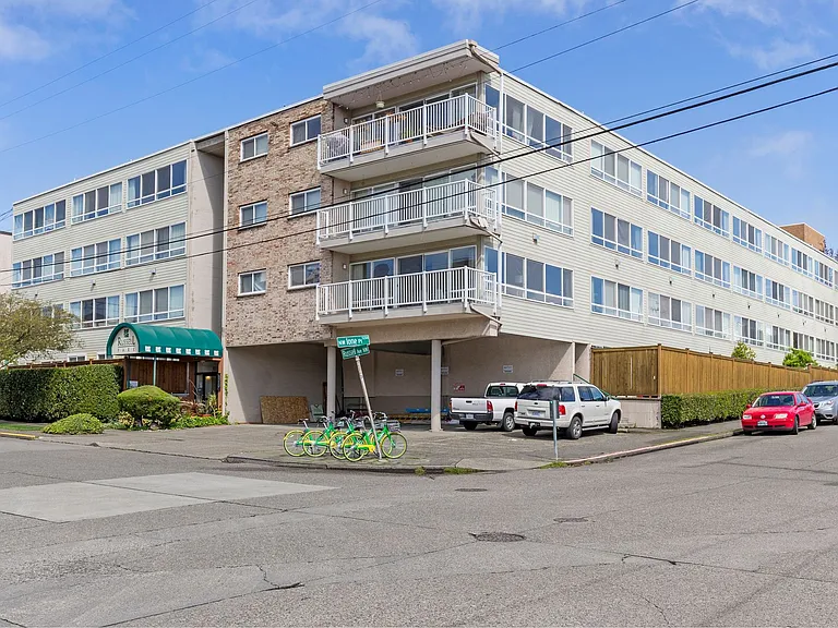 Russell/Central Park in the Heart of Ballard — Photo 22