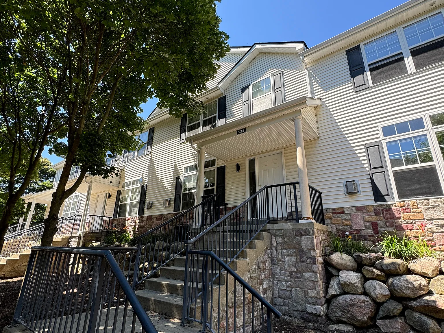 3 bed, 2.5 bath, 1500 sqft, $2,195 — Photo 1