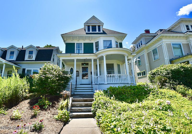 4th image of 1084 Parkwood Boulevard