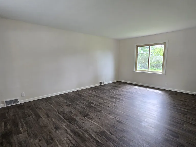906 W Walnut St — Photo 4