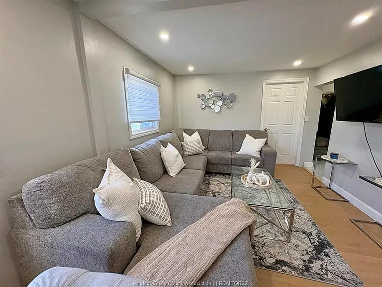 1364 McKay Ave — Photo 5