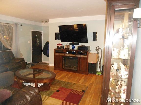 5th image of 22520 Euclid St