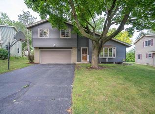 105 Cernan Ct, Mukwonago, WI 53149