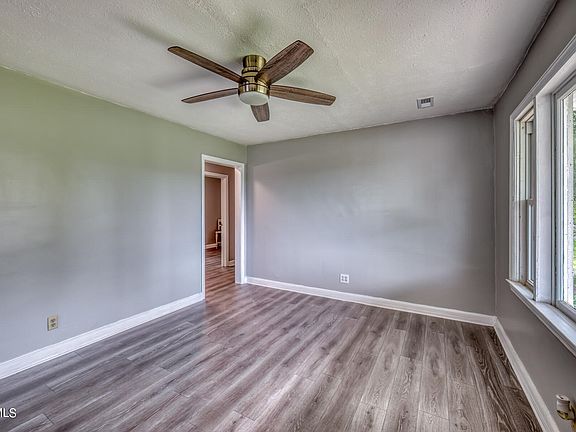 5th image of 211 Grandview St