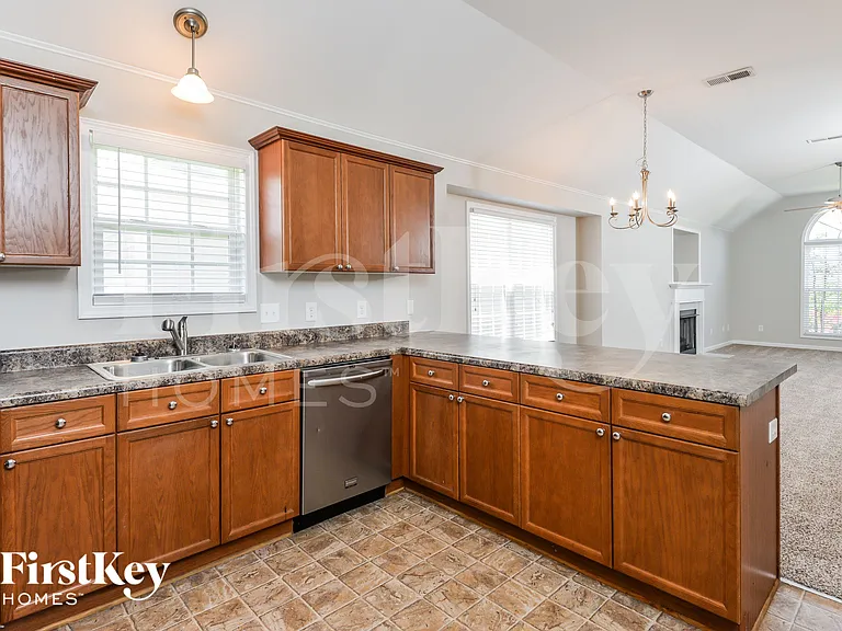 2218 Village Ln — Photo 7