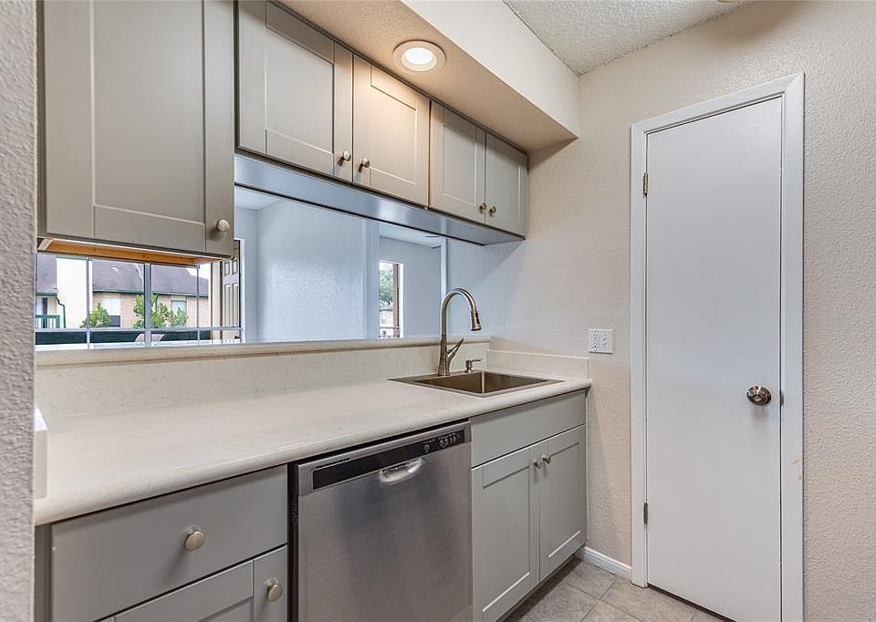 Brand new shaker style kitchen cabinets with quartz countertops, new ss sink, faucet, garabage and all new kitchen appliances. Also now includes a usable bar top to add bar stools on the other side.