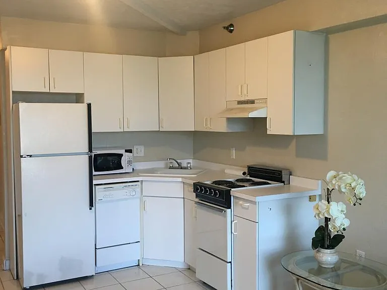 224 E Garden St #411 — Photo 2