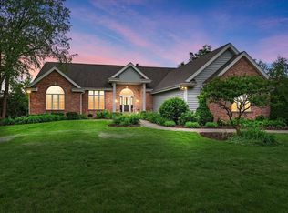 219 Muirfield Ct, North Prairie, WI 53153