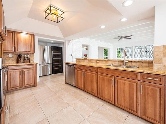 5th image of 1749 SE 9th St #1749