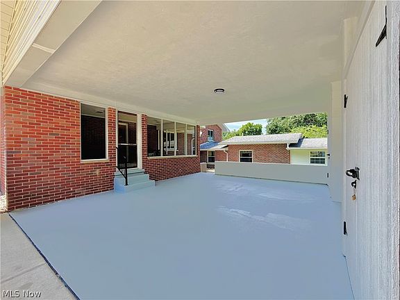 3rd image of 961 Lakeview Dr