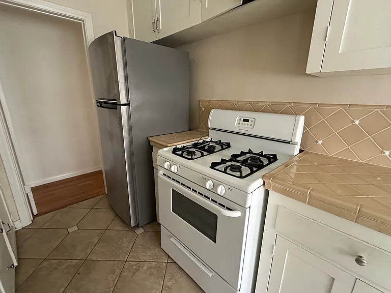 1340 E Harvard St — Photo 15