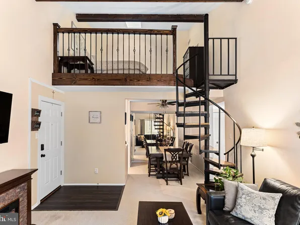 7225 Hilltop Dr, Brookhaven, PA 19015