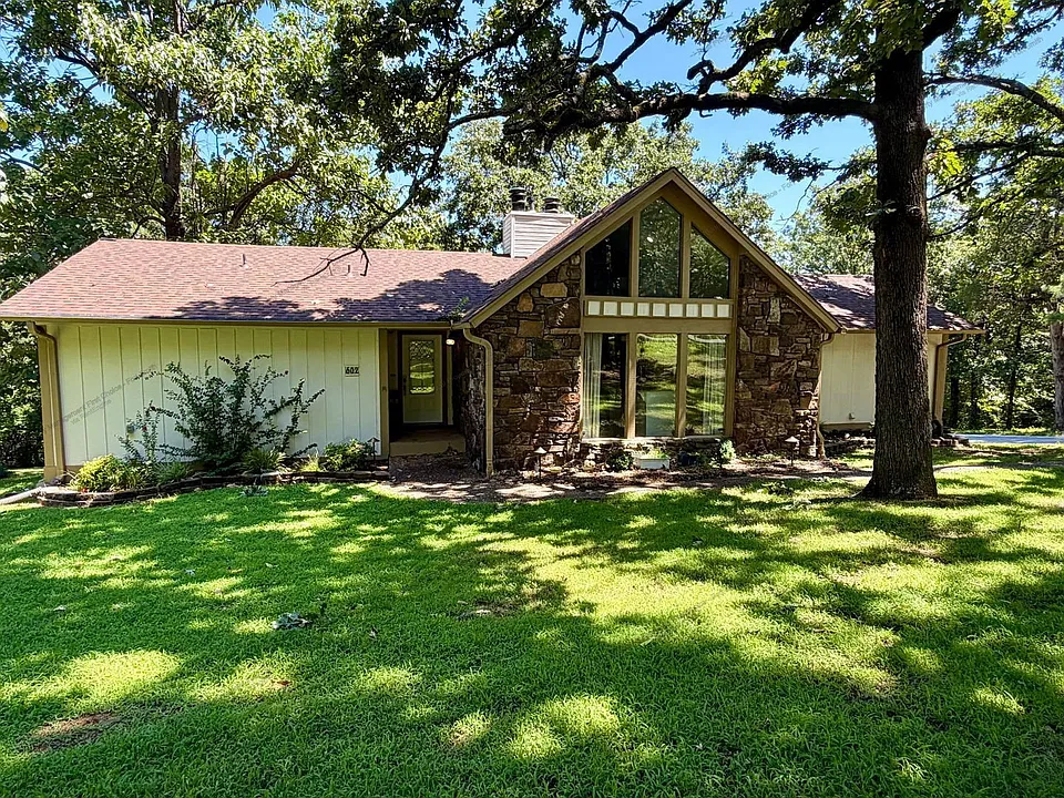 602 Azure Hills Dr