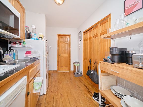 4th image of 331 W 43rd St APT 5D