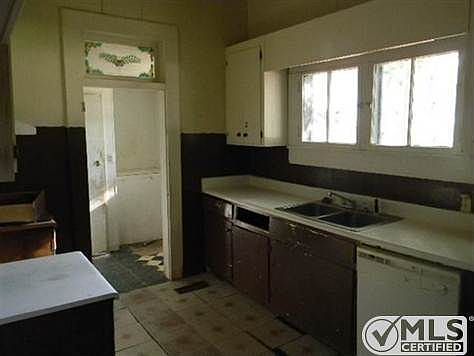2nd image of 903 W King St