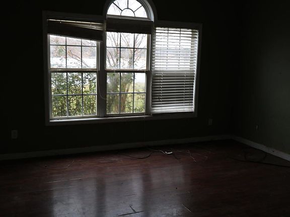 2nd image of 1318 W Lakeshore Dr