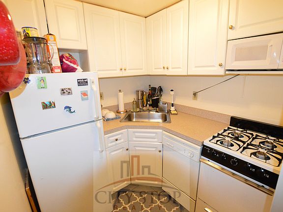 4th image of 38 W 74th St #B
