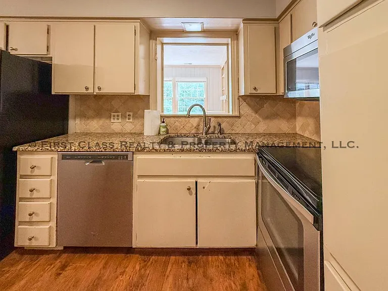 500 Ashworth Rd — Photo 9