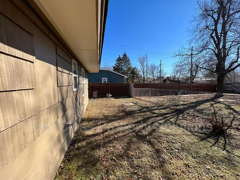 3 bed, 2.0 bath, 1224 sqft, $1,300 — Photo 3