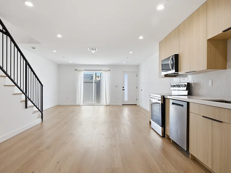 16110 Leadwell St — Photo 3