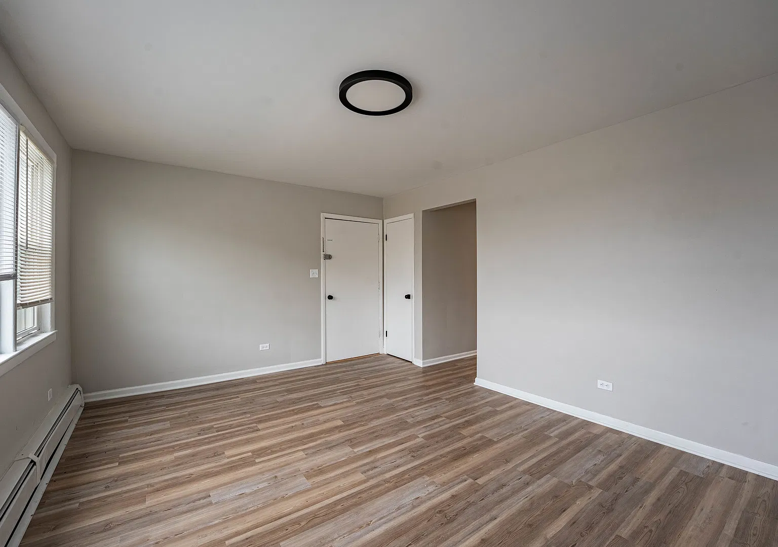 3 bed, 1000 sqft, $2,100 — Photo 4