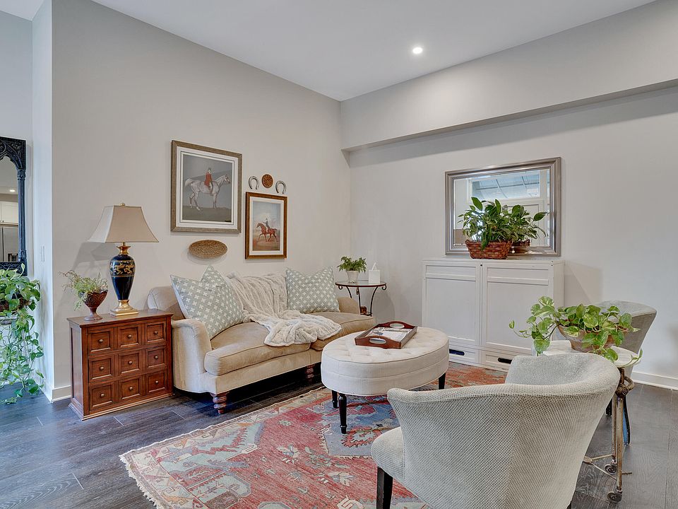 1st image of 1619 E 12th St #121