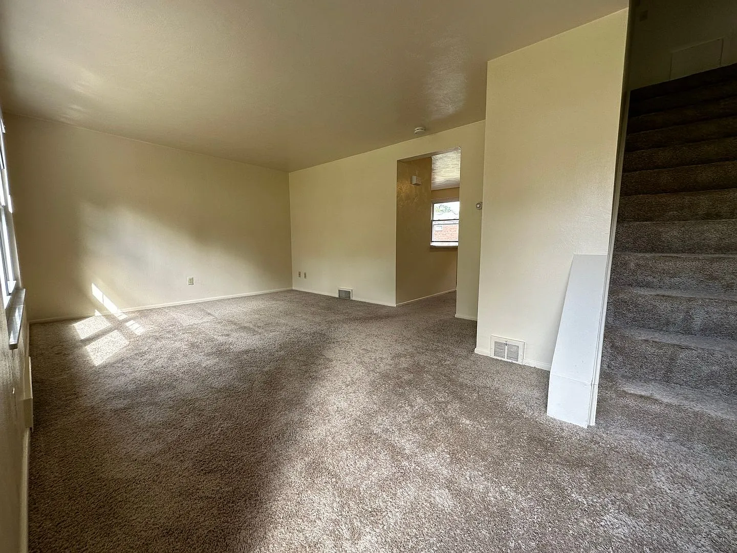Stunning Two Bedroom Townhome in Plum - Central AC & Garage! Call Today! — Photo 4