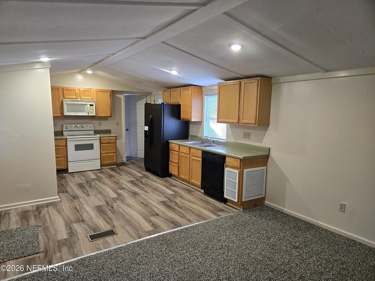 3 bed, 2.0 bath, 924 sqft, $2,400 — Photo 3