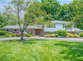 8 Nottingham Rd, Livingston, NJ 07039