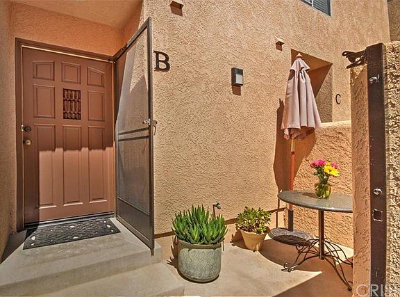 2nd image of 13006 Moorpark St APT B