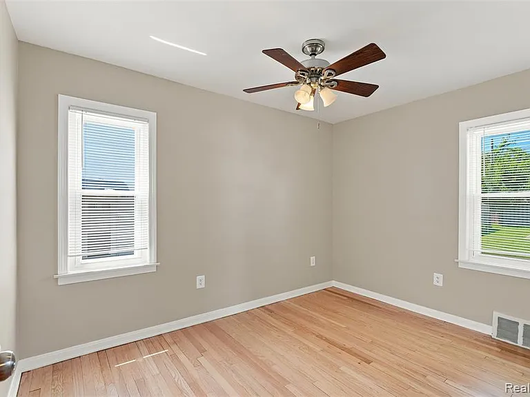 100 S Custer Ave — Photo 12
