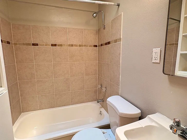 Corona Manor Apartments — Photo 35