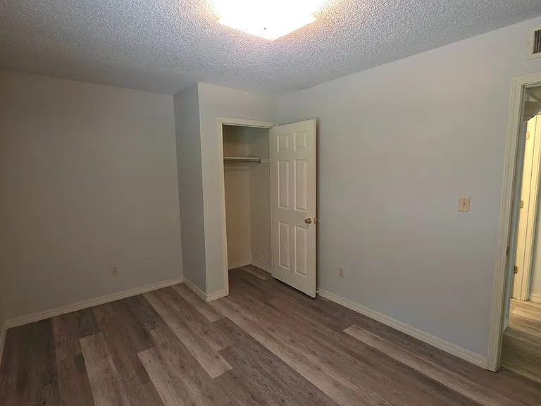 600 E 8th St #1 — Photo 6