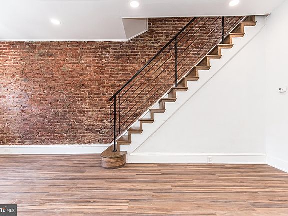 3rd image of 1009 W Rockland St