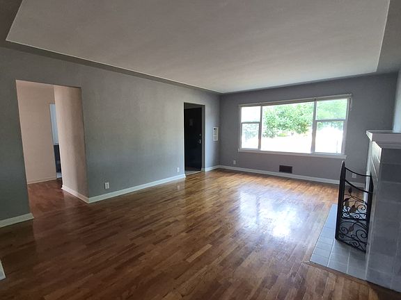 3rd image of 3321 Pear St SE