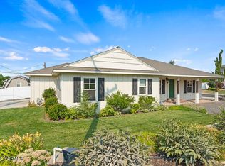 516 5th St, Zillah, WA 98953