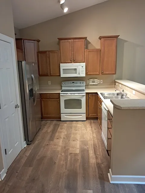 One story townhome in Carlton Place — Photo 3