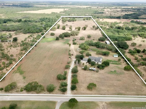 2176 County Road 221, Floresville, TX 78114