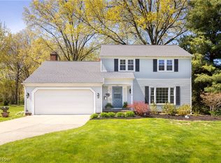 574 Crestview Dr, Bay Village, OH