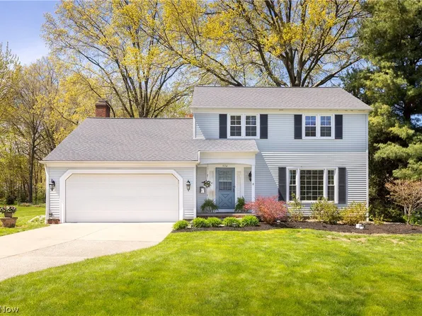 574 Crestview Dr, Bay Village, OH 44140