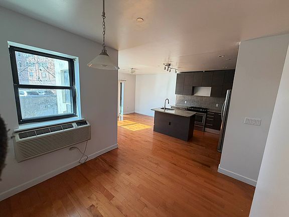 3rd image of 536 Kappock St APT 3W