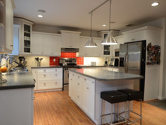 3rd image of 160 E 17th St