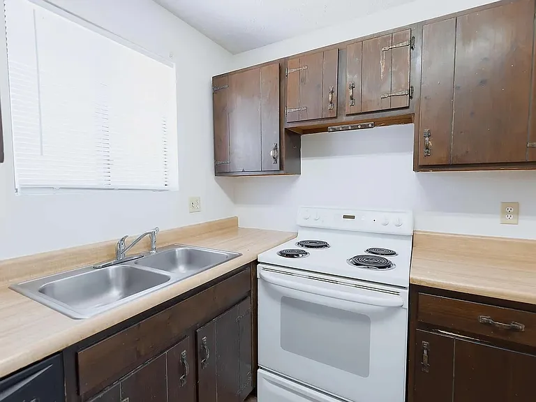 2433 E St #5 — Photo 2