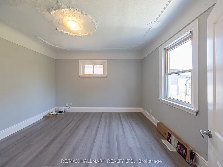 559 Ritson Rd S — Photo 12