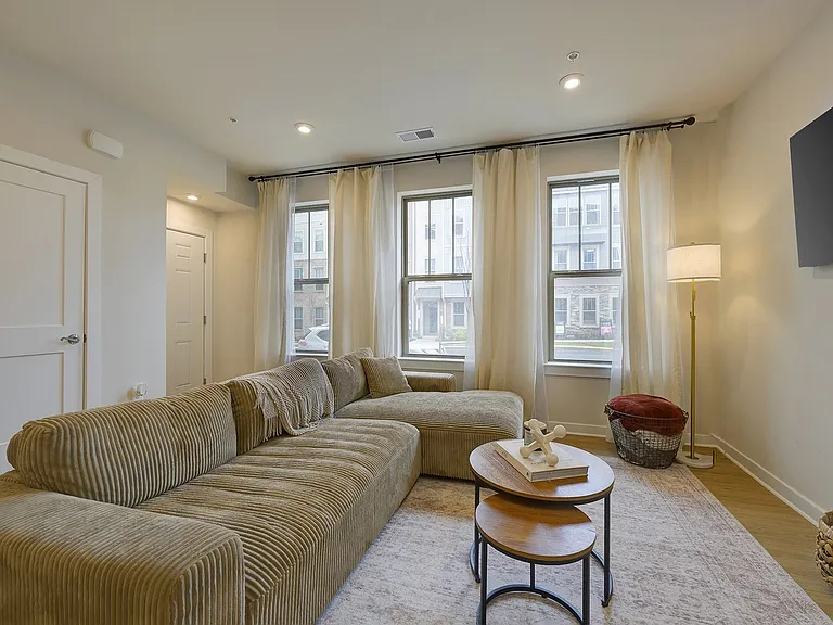203A Park Central Ter — Photo 3