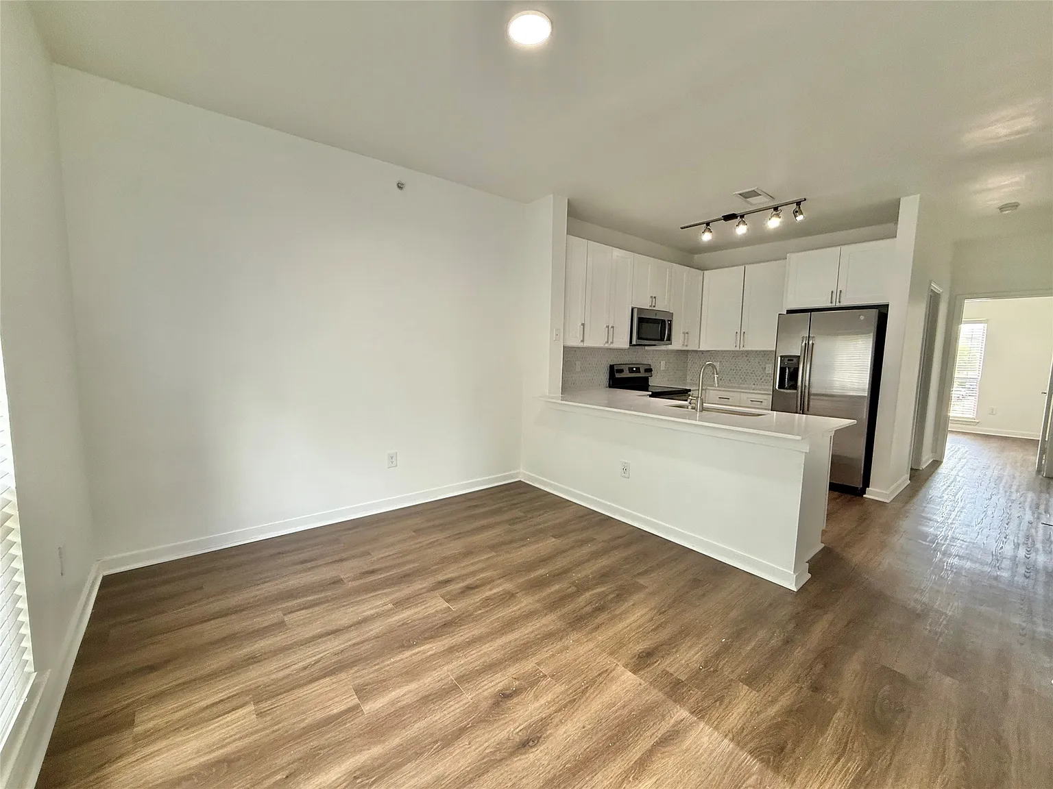 3 bed, 3.5 bath, 1518 sqft, $2,929 — Photo 2