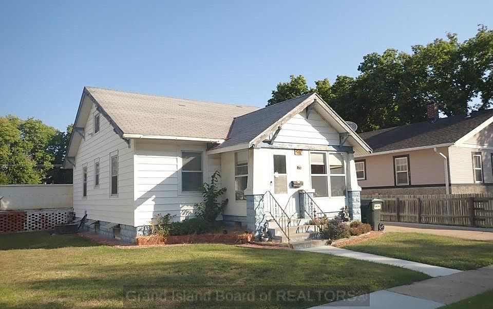 1st image of 908 W 12th St