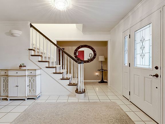 3rd image of 25W274 Woodstock Ct