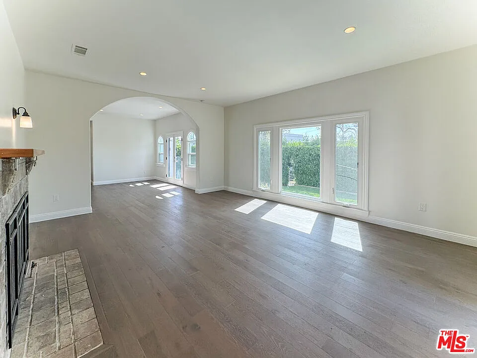 4 bed, 2.5 bath, 2400 sqft, $6,700 — Photo 3